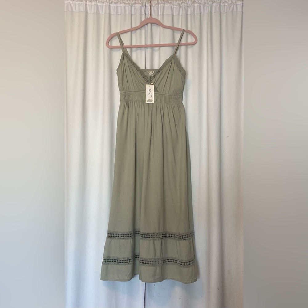Chic Olive Maxi Dress with Lace Accents